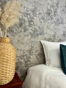 Postel nebo postele na pokoji v ubytování Boho Chic Penthouse