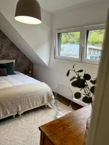 Postel nebo postele na pokoji v ubytování Boho Chic Penthouse