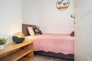 Postel nebo postele na pokoji v ubytování Apartments Nasic with Beautiful Sea View + 21 fotografií