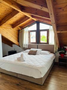 Postel nebo postele na pokoji v ubytování GJUHADOLI HOTEL Restaurant