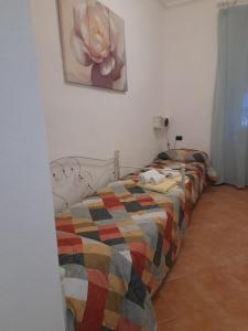 una camera da letto con due letti e un quadro sul muro di La Casa di Franci a Levanto