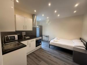 Kuchyň nebo kuchyňský kout v ubytování Saba Hotel London