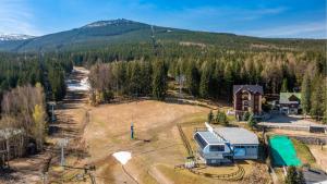 斯克拉斯卡波伦巴Apartamenty Lola SPA - najbliżej wyciągu - by Royal Aparts的一辆房车停在有山的田野里