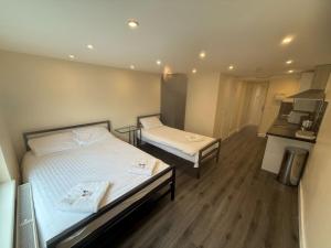 Postel nebo postele na pokoji v ubytování Saba Hotel London