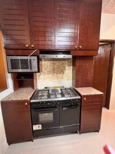 Η κουζίνα ή μικρή κουζίνα στο DC Travellers Inn