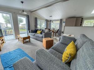 Posezení v ubytování Stunning Lodge With Large Decking At Azure Seas In Suffolk Ref 32109Og