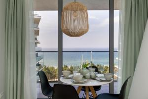 ein Esstisch mit Blick auf das Meer in der Unterkunft Wave Apartments by Solarento in Misdroy + 242 Fotos
