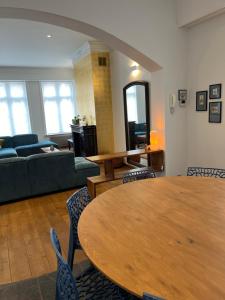 a living room with a wooden table and chairs at Sint-Catharina in Lier