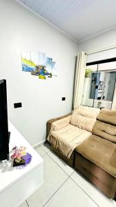 um quarto com uma cama e uma janela em Cantinho Aconchegante in Foz em Foz do Iguaçu