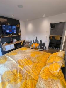 Ένα ή περισσότερα κρεβάτια σε δωμάτιο στο Studio en Gruyère - Grande terrasse privée 50m2 et Jaccuzi optionnel