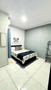 um quarto com uma cama em um quarto em Cantinho Aconchegante in Foz em Foz do Iguaçu mais 20 fotografias