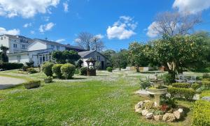 a garden with a bird bath in the middle of a yard at Pensión Casa Elena in Reinante