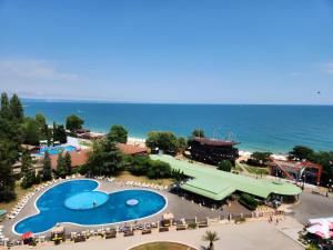 Una vista aérea de un complejo turístico con piscina. en Europroperties Zlatna Kotva Apartments, en Golden Sands