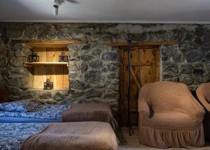 Llit o llits en una habitació de Guesthouse of Manoni Ratiani 37 fotos més
