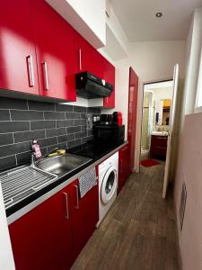 Kuchyň nebo kuchyňský kout v ubytování Studio cosy proche Père-Lachaise