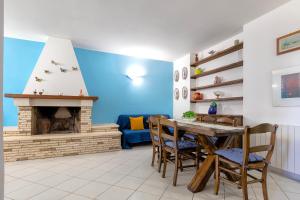 comedor con mesa y chimenea en ClickSardegna Villa Lucilla with swimming pool in olive groves, en Valverde