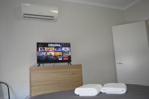 TV/Unterhaltungsangebot in der Unterkunft Copper Retreat Millennium Apartment