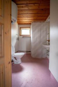 Koupelna v ubytování Björnbyn Stugby
