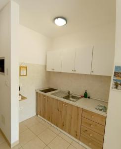 Kuchyň nebo kuchyňský kout v ubytování Apartment Lucille in center of Rabac