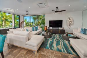 TV a/nebo společenská místnost v ubytování Ocean View Andaz Penthouse Luxury Just Steps To The Beach Private Lanai Spa