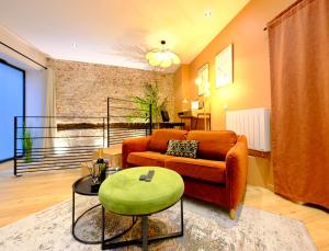 Posezení v ubytování L'Autel La Crypte Mystérieuse de Rouen - sauna & balnéo