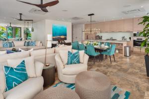 Posezení v ubytování Ocean View Andaz Penthouse Luxury Just Steps To The Beach Private Lanai Spa