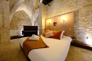 Postel nebo postele na pokoji v ubytování L'Autel La Crypte Mystérieuse de Rouen - sauna & balnéo
