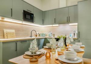 Kuchyň nebo kuchyňský kout v ubytování Cairn BNB Introduces Arlington Apartments - Exclusive City Centre Luxury Accommodation