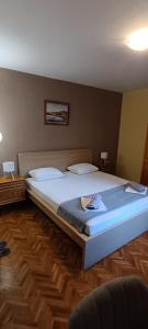 Una cama o camas en una habitación de Aparmani Đani 2