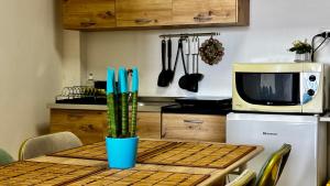 メッシーナにあるPoseidon- Seaviewの電子レンジとテーブルのある小さなキッチン sidx sidx +45枚の写真