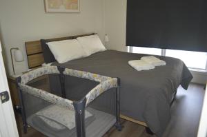 Ein Bett oder Betten in einem Zimmer der Unterkunft Copper Retreat Millennium Apartment