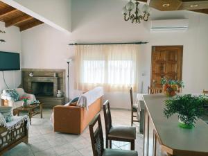 Χώρος καθιστικού στο Fox's Den - Alepochori's Sea & Mountain View Balcony!