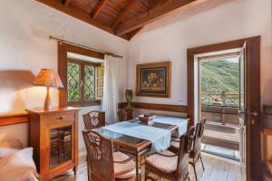 a dining room with a table and chairs and a window at El Estanco 14 in Vega de San Mateo