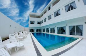 Bazén v ubytování Coron Bluewave Hotel nebo v jeho okolí