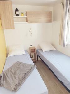 Ένα ή περισσότερα κρεβάτια σε δωμάτιο στο MOBIL HOME confort et charmant +29 φωτογραφίες