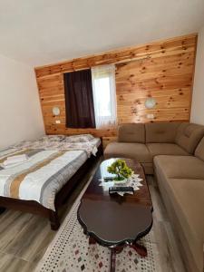 Rúm í herbergi á Hotel Lovac