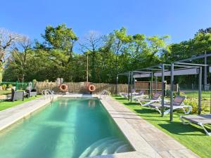 een zwembad met ligstoelen bij A Solaina da Bouza in Cambados