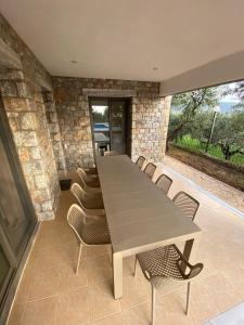 a dining room with a table and chairs at Βίλα Ηρώ in Riglia
