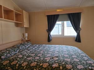 Postel nebo postele na pokoji v ubytování Eyemouth Caravan