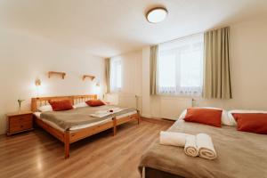 Ένα ή περισσότερα κρεβάτια σε δωμάτιο στο Horský hotel Bartoška