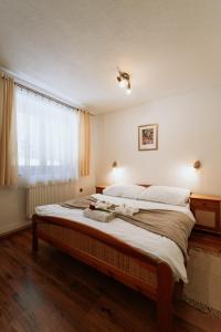 Ένα ή περισσότερα κρεβάτια σε δωμάτιο στο Horský hotel Bartoška