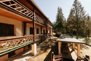 Rõdu või terrass majutusasutuses Horský hotel Bartoška