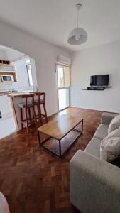 Μια τηλεόραση ή/και κέντρο ψυχαγωγίας στο Lindo y confortable departamento con perfecta ubicación