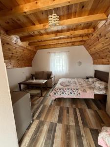 Rúm í herbergi á Hotel Lovac