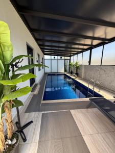 Bazén v ubytování Green Hills Suites nebo v jeho okolí