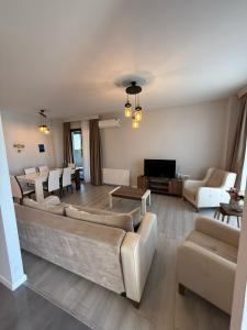 TV a/nebo společenská místnost v ubytování Green Hills Suites