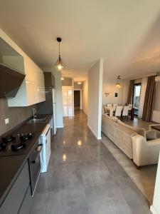 Kuchyň nebo kuchyňský kout v ubytování Green Hills Suites