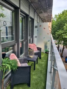 Un balcón con dos sillas y una mesa. en Birmingham Apartment, en Birmingham
