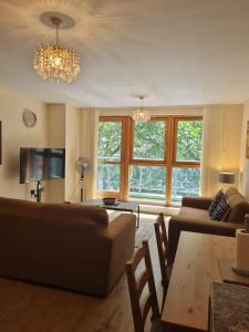 una sala de estar con un sofá y una mesa en Birmingham Apartment, en Birmingham