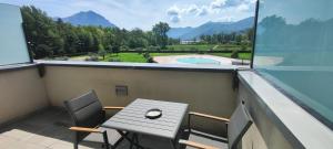 コスタ・ヴォルピーノにあるAppartamento Bersaglioの景色を望むバルコニー(テーブル、椅子付)